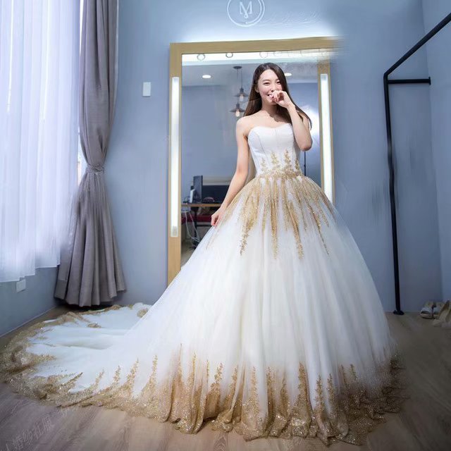 2019 Strapless Wedding Dresses Sweetheart Neck Gold Applique Bridal Dress Sexy Lace Long Train Wedding Gowns