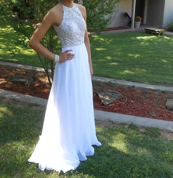 Elegant Long White Chiffon Prom Dresses Featuring Beaded Halter Neckline Floor Length Evening Formal Gowns